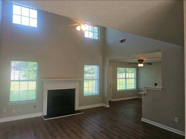 Building Photo - 670 Burtons Cove