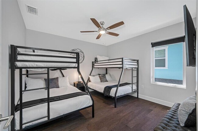 Building Photo - 902 W Plymouth St