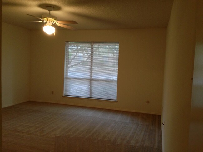 Building Photo - 5727 Roxanne Dr