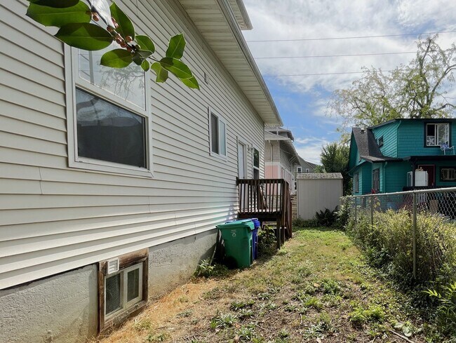 Building Photo - 4713 N Commercial Ave