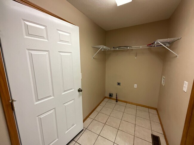 Building Photo - Beautiful Home on Private Setting