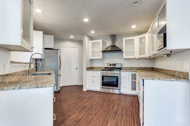 Primary Photo - 706 Deep Well Dr