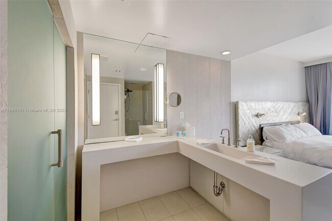 Building Photo - 3101 Bayshore Dr