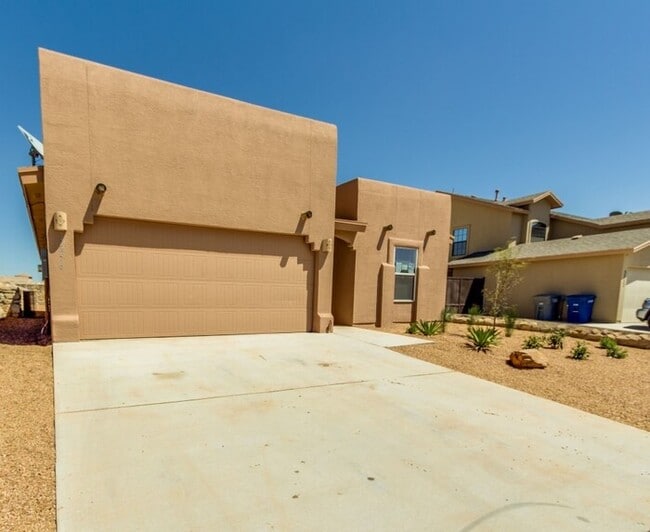 Building Photo - Charming Santa Fe style home in Tierra Del Este Subdivision.