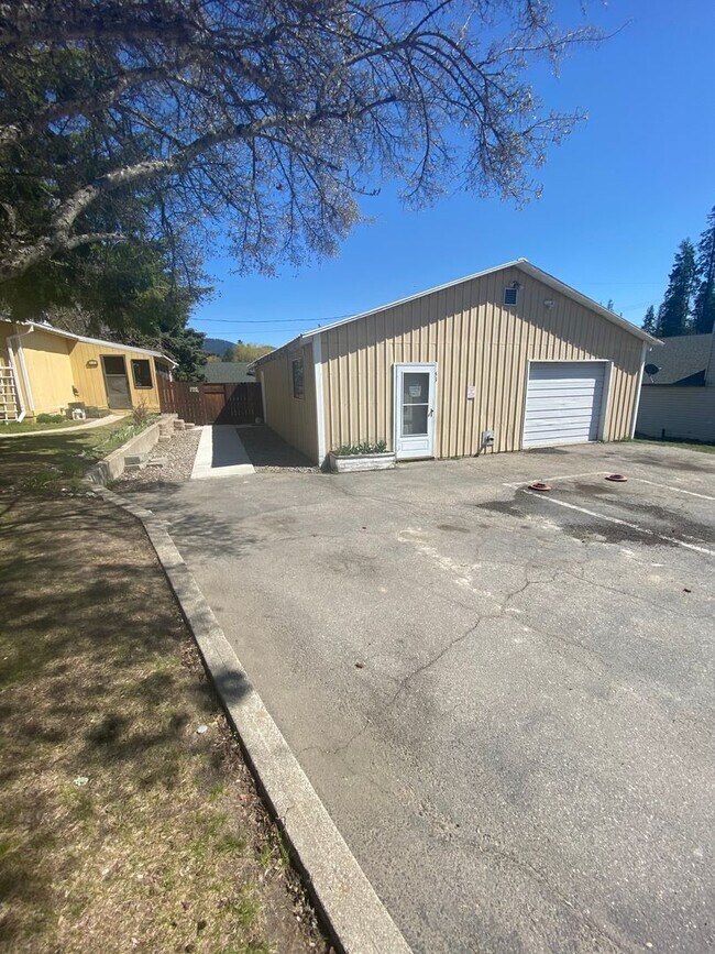 Building Photo - Adorable studio with large garage and work...