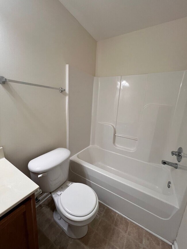 Building Photo - Available Now! 2 Bed, 2.5 Bath Townhome in The Cottages Of Lake Forest