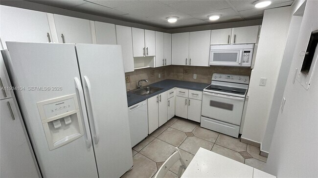 Building Photo - 3375 N Country Club Dr