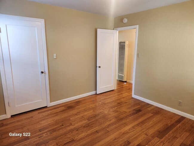 Building Photo - Beautiful 2 bedroom/1 bathroom home with a...