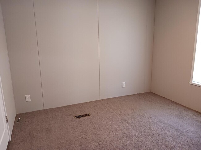 Building Photo - 37 Pansy Dr