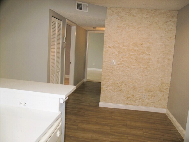 Building Photo - 1263 SW 46th Ave