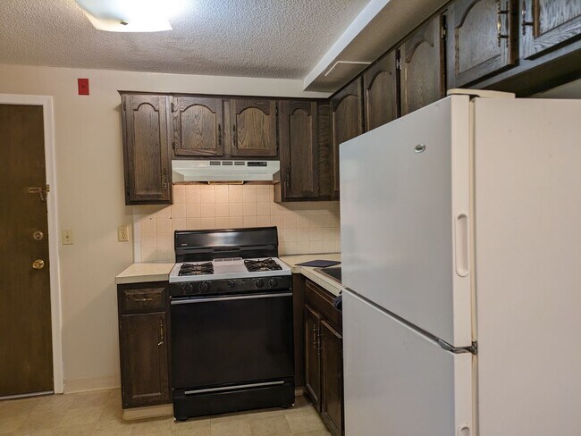 Building Photo - PENDING - Spacious 1 bedroom garden style condo at King's Court Condominiums