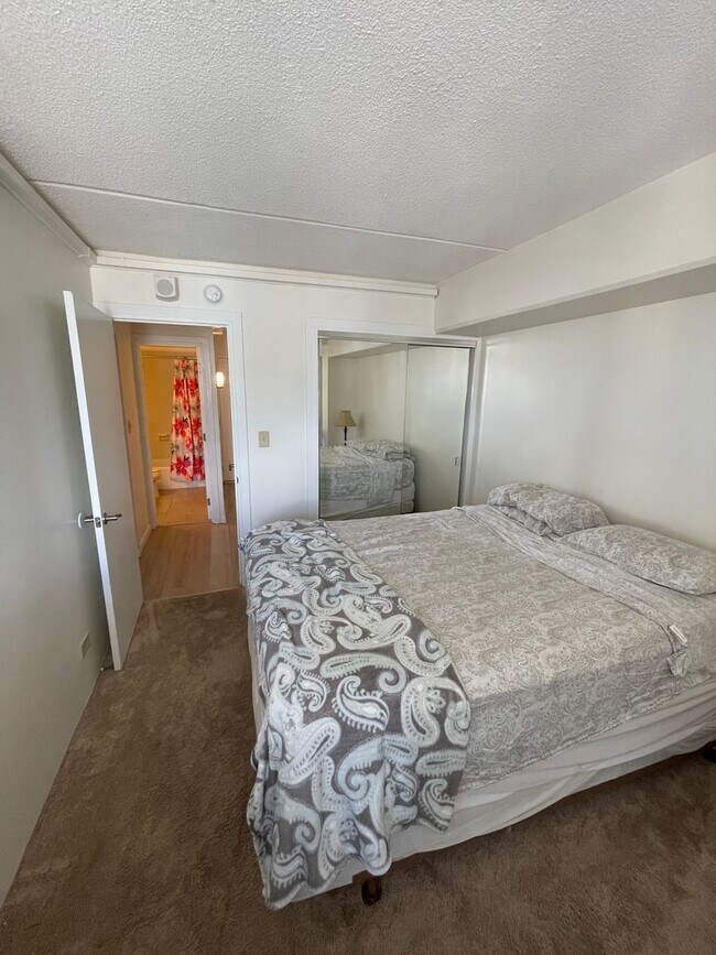 Building Photo - 2 Bed 2 Bath 1 Parking at Marco Polo Apart...
