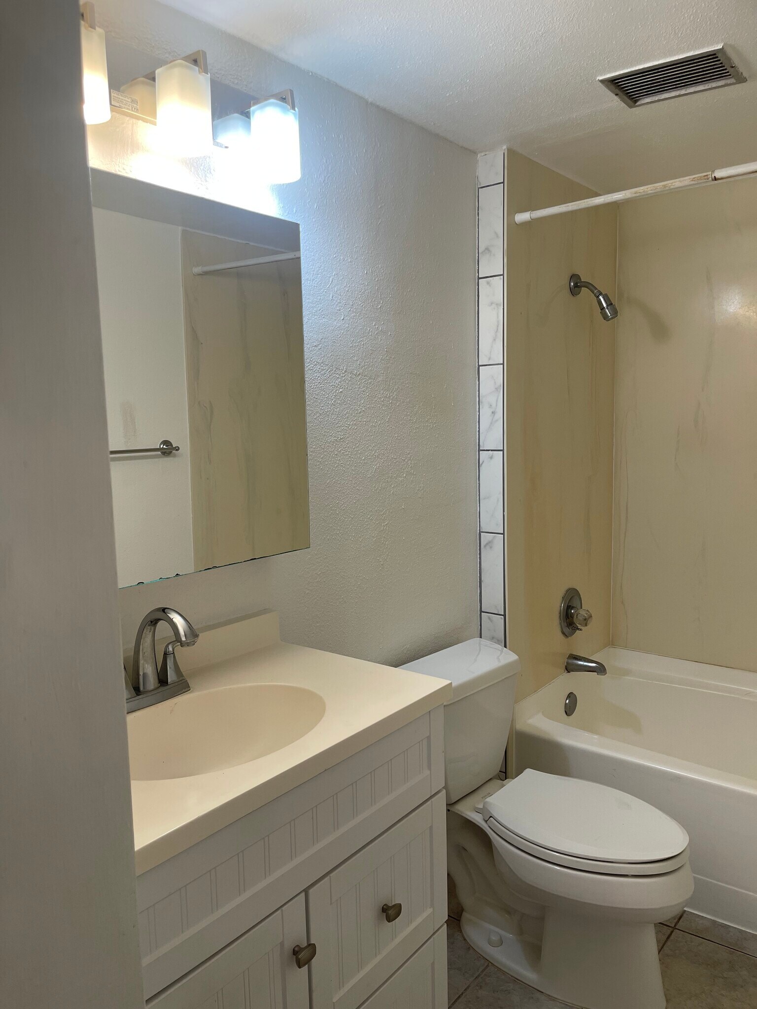 Building Photo - 2600 Pualani Way