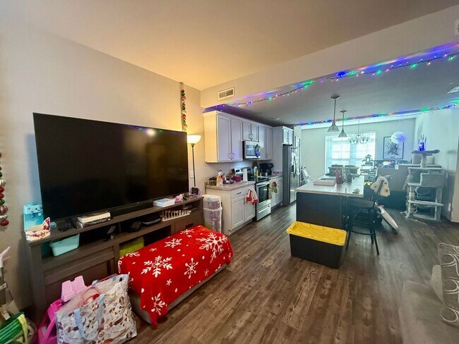 Building Photo - 516-518 W Thomas St