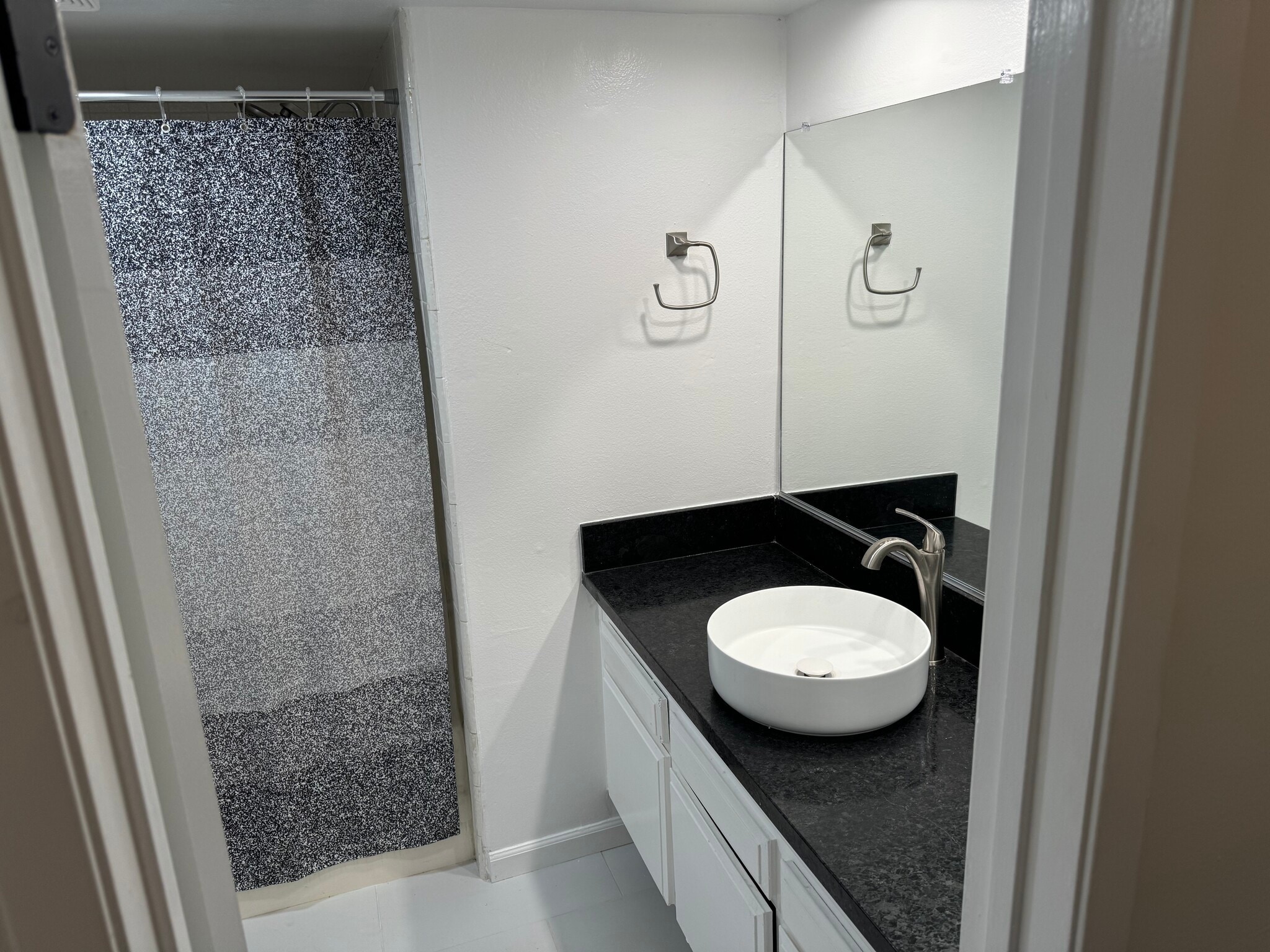 secondary bathroom - 2700 Cahuenga Blvd E