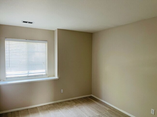 Building Photo - Close to freeway and shopping