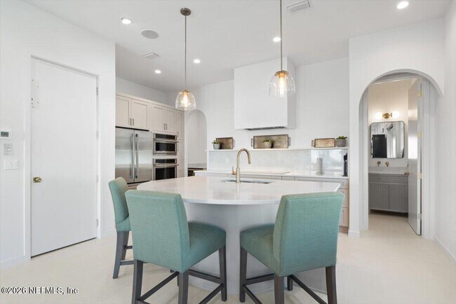 Building Photo - 114 12th Ave S