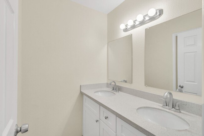 Building Photo - Great 2 Bedroom Condo in Gated Community