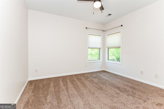 Building Photo - 5552 Leaf Ridge Ln NE