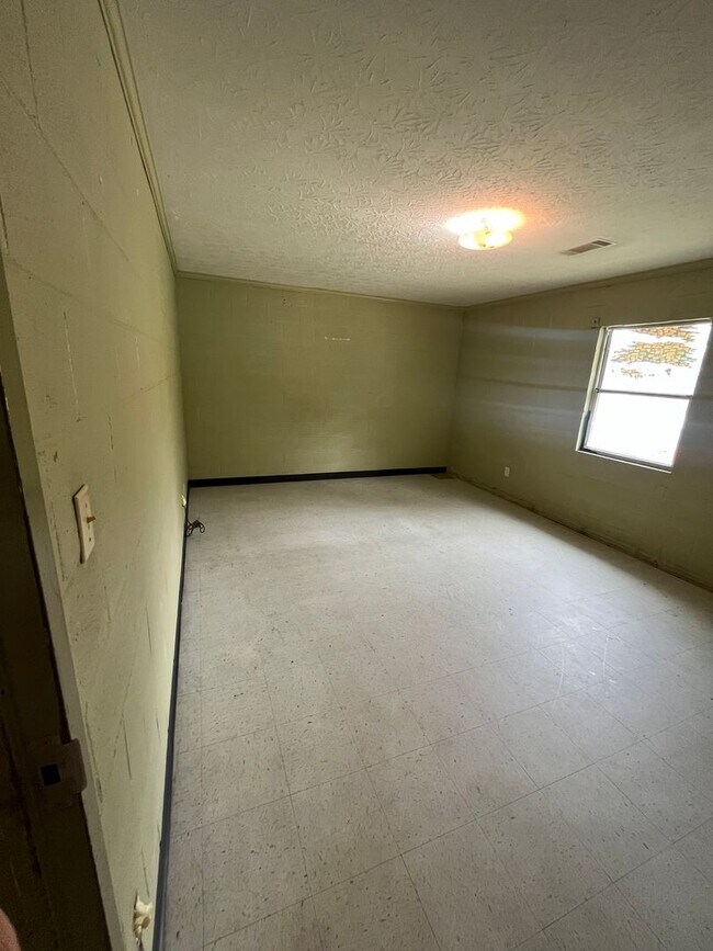 Building Photo - 2 Bed 1 Bath Apartment