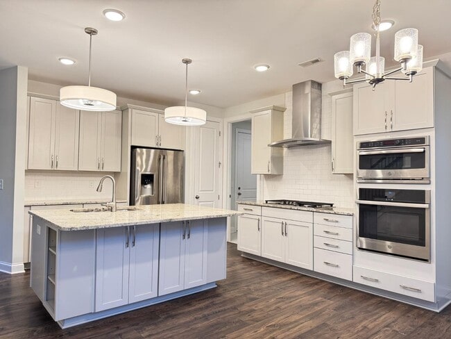 Building Photo - 3 Bedroom End unit Townhome - Master Down
