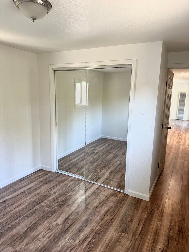 Building Photo - Beautiful 2 Bedroom 1 Bath Single Family Home Available 04/06/26