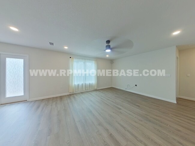 Building Photo - Spacious 5-Bedroom Home with Flexible Livi...