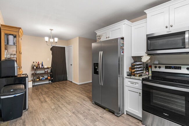 Building Photo - 222 Belray Dr