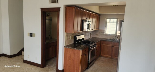 Building Photo - Spacious and freshly updated 2 bedroom, 2 ...