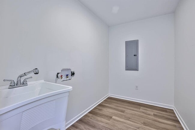 Building Photo - 252 Linden Ave