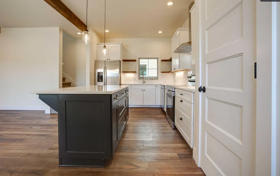 kitchen - 1020 N Bluebird St