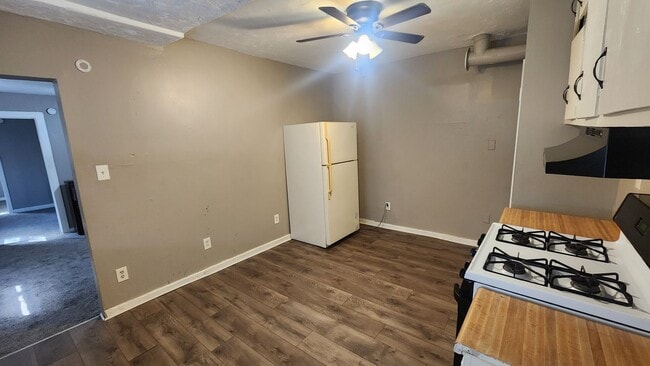 Building Photo - Affordable 2BR, 1BTH flat with utilities included & convenient location!