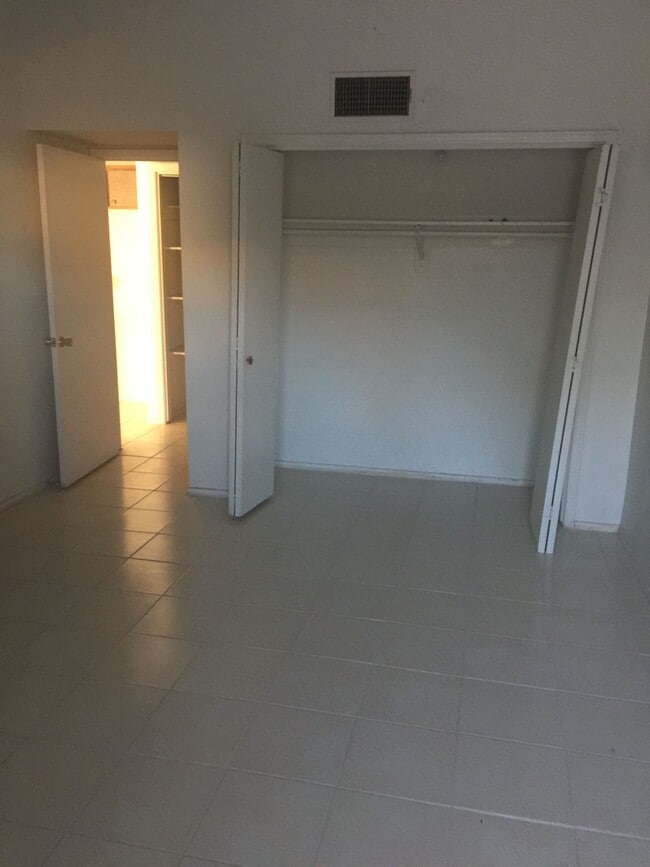 Building Photo - 797 W Mesa Verde Dr