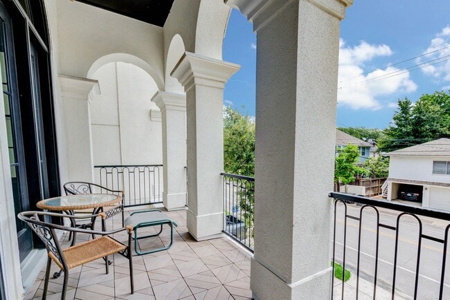 Building Photo - Spectacular Home 4 Bedrooms / 4.5 Bathroom...