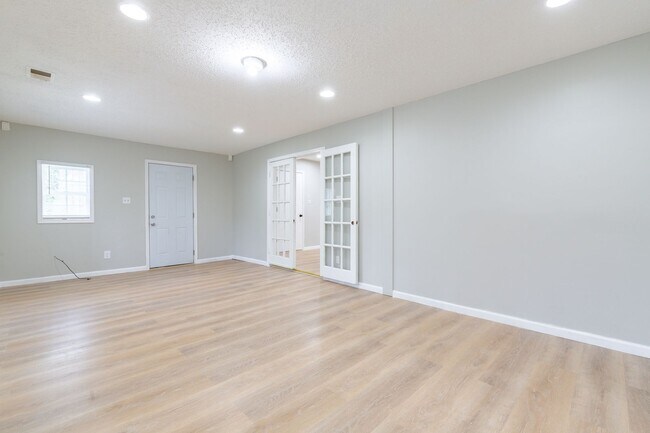 Building Photo - 1000 Rampart Pl