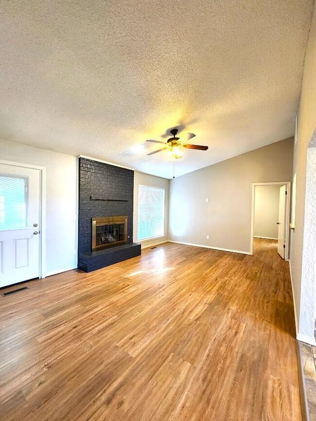 Building Photo - 3 Bed 2 Bath Home-Choctaw Trails Sec I Add...