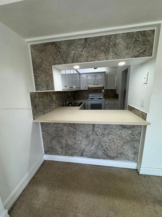 Building Photo - 1910 W 56th St