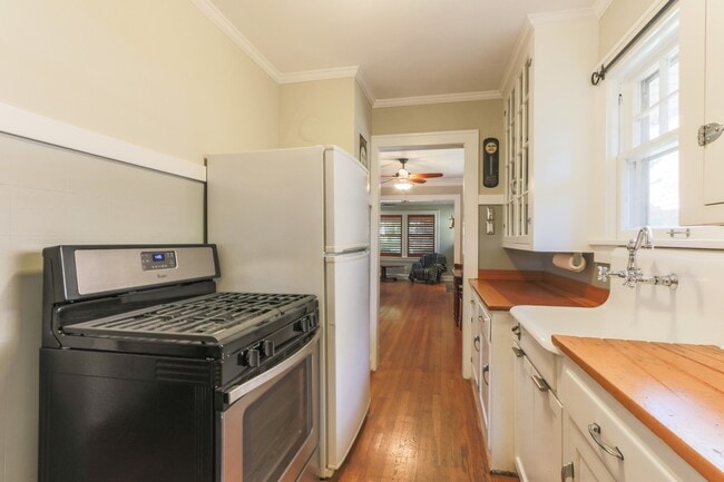 Building Photo - {4805}  Charming West Plaza Bungalow + Pri...