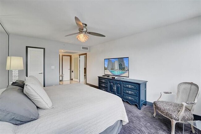 Building Photo - 2030 S Ocean Dr