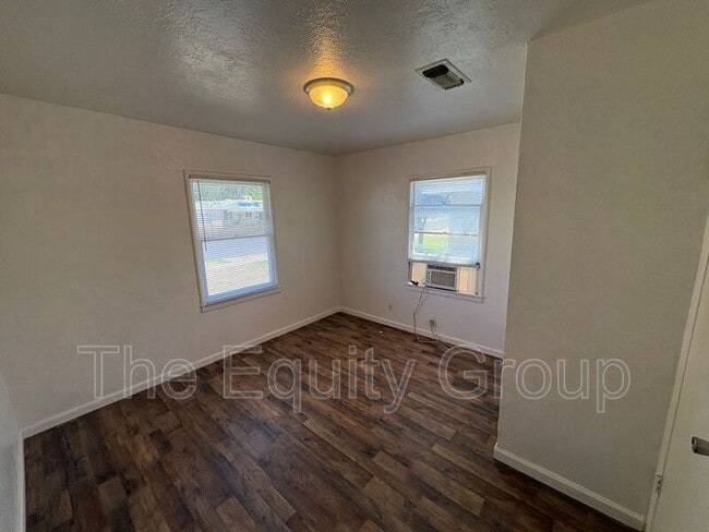 Building Photo - 495 N Perry Ave