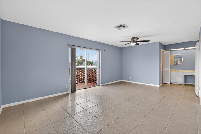 Building Photo - 423 Pine Tree Ct