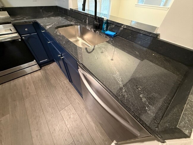 Building Photo - Beautiful End-unit townhome in university with Primary bedroom on 1st floor