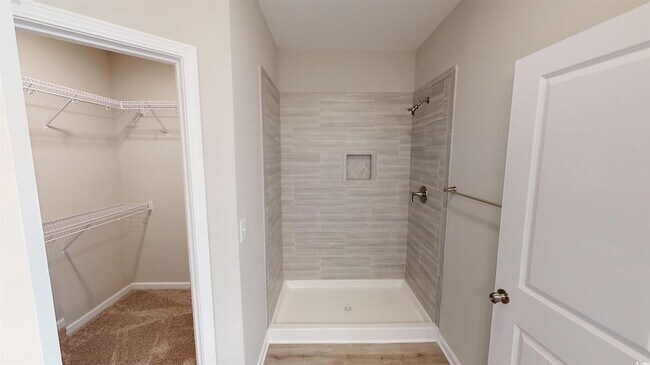 Building Photo - 13 Racquet Club Dr