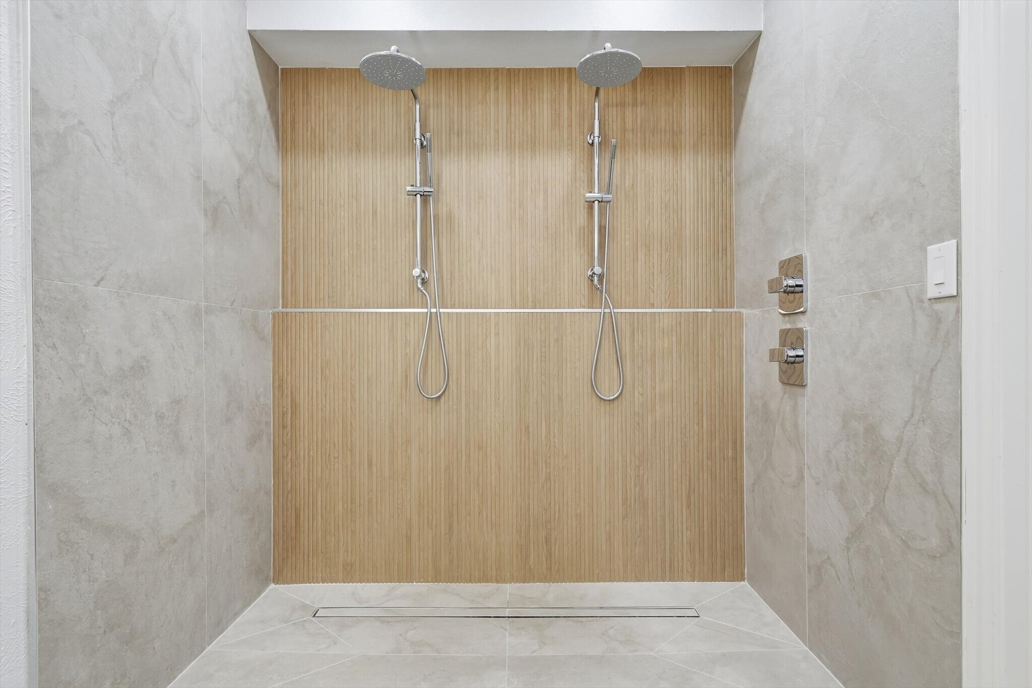 back wall has ledge for soap bottles - 4813 Via Ventura