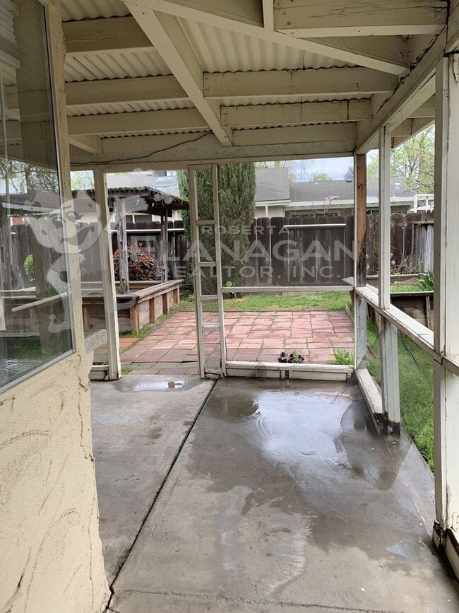 Building Photo - 3 Bedroom/ 2 Bathroom home