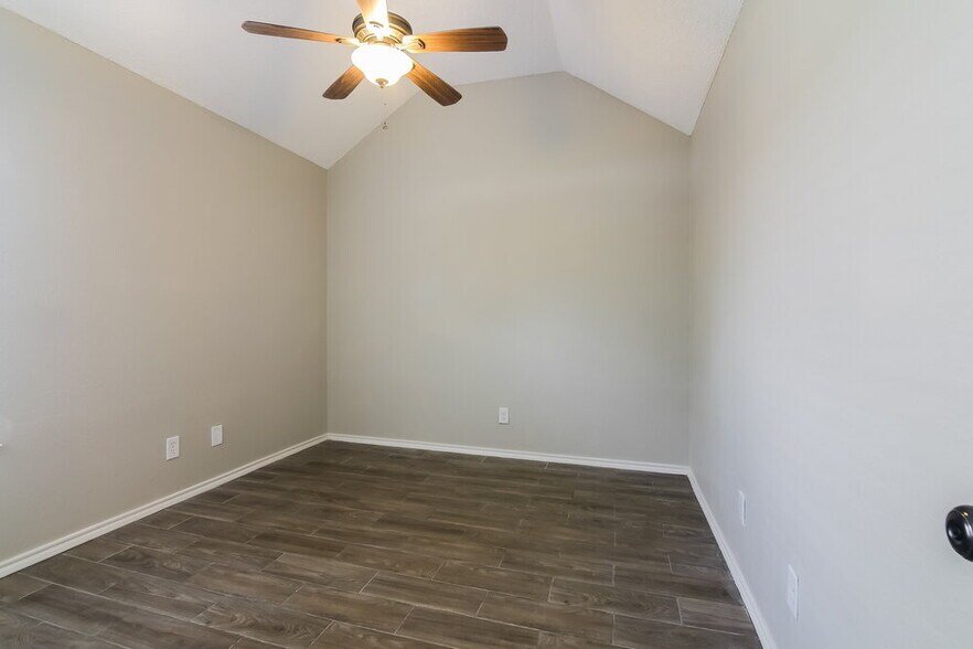 Building Photo - 512 Arbor Ln