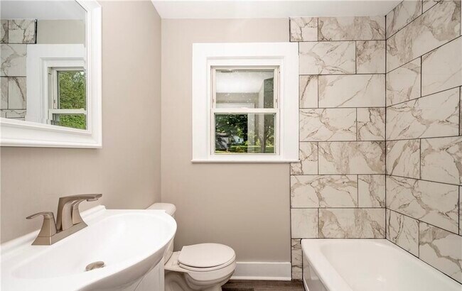 Building Photo - 3140 S Stratford Rd