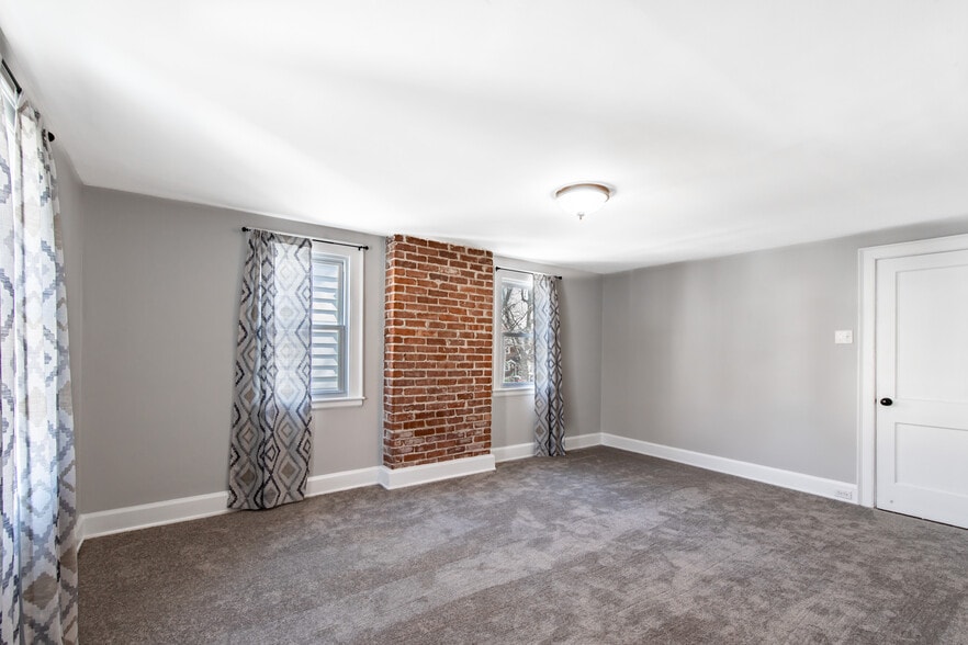 Building Photo - 1617 Cloverleaf St