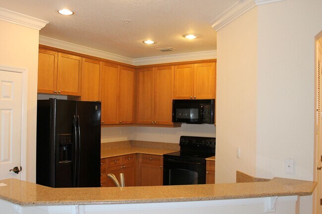 Building Photo - Beautiful ground floor unit in the Lakes of Windermere!