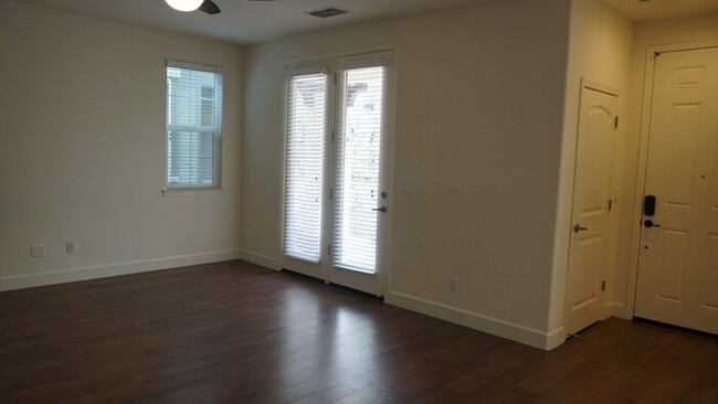 Building Photo - Beautiful 3 Bed, 2.5 Bath in Desirable Dia...